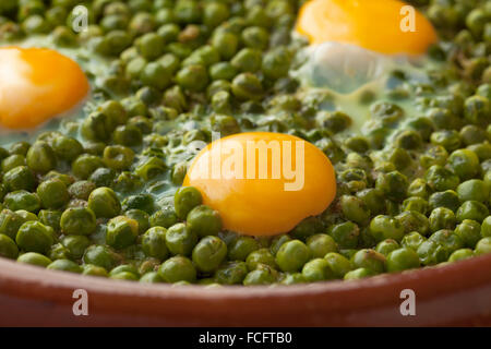 Marokkanische Tajine mit grünen Erbsen und Sonnenseite Eier hautnah Stockfoto