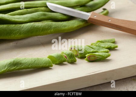 Frisch geschnittene Stangenbohnen auf ein Schneidebrett Stockfoto