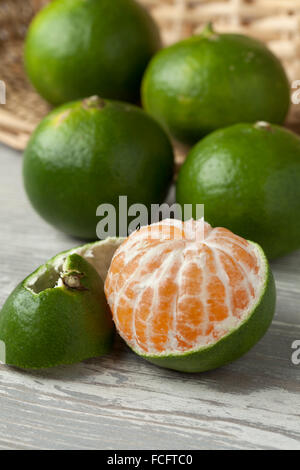 Grün und geschälte Satsuma Frucht Stockfoto