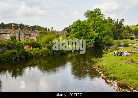 Blick auf den Fluss Wye von der alten 13. Jahrhundert Brücke in Bakewell, Derbyshire, England, UK. Stockfoto