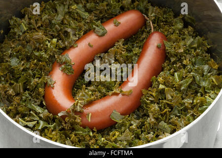 Kochtopf mit gekochten curlly Kale und geräucherte Wurst Stockfoto