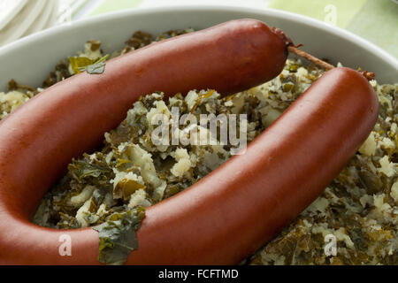 Traditionelles niederländische Gericht mit gedünstetem Grünkohl und geräucherte Wurst Nahaufnahme Stockfoto