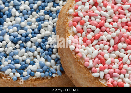 "Beschuit met Muisjes, eine traditionelle Behandlung zur Feier der Geburt eines Kindes in den Niederlanden. Rosa Streusel für ein Mädchen, blu Stockfoto