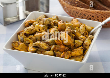 Teller mit frisch gebackene Muscheln und curry Stockfoto