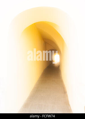 Leuchtend gelben Pfad und Gasse mit Licht am Ende in Rumänien, Europa. Stockfoto