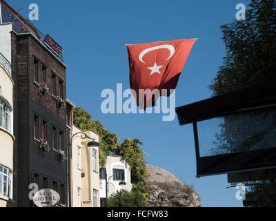 Türkische Flagge im Wind hängen über eine Straße voller Hostels und Hotels in Istanbul, Türkei, Europa. Stockfoto