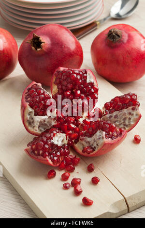 Offenen frische rote Reife Granatapfel-Frucht und Samen Stockfoto