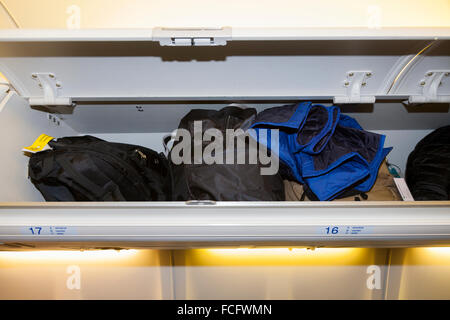 Obenliegende Passagier Spind / Schränke / Fach / Fächer für Gepäck verstauen Passagiere Taschen-Kabine. KLM Airbus-Flugzeuge Stockfoto