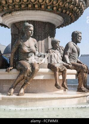 Große, Brunnen und Skulpturen aus Bronze von Erwachsenen und Kindern in Skopje, Mazedonien, Europa. Stockfoto