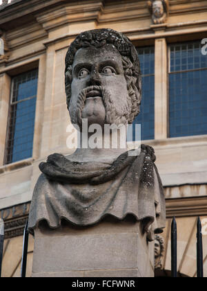 Stein geschnitzte Statue an der Universität Oxford, Vereinigtes Königreich, Europa. Stockfoto