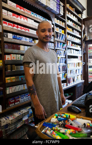 Tabakladen im niederländischen Tabak Shop, Verkauf von Tabakwaren + Zigaretten Zigarette Anzeige. Amsterdam Holland Niederlande Stockfoto