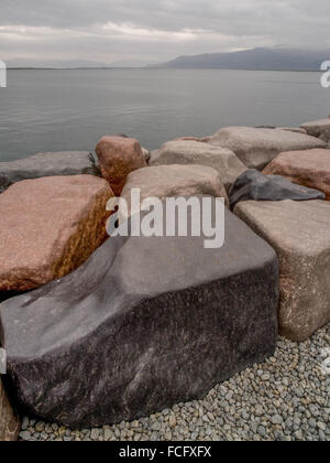 Große polierte Felsen am Meer in Reykjavik, Island im Frühjahr. Stockfoto