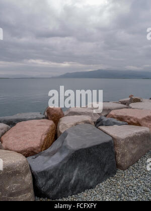 Große polierte Felsen am Meer in Reykjavik, Island im Frühjahr. Stockfoto