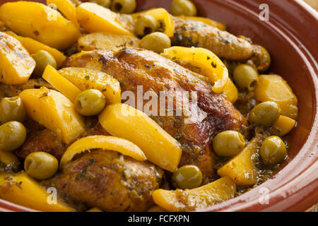 Traditionelle marokkanische Tajine mit Huhn, Kartoffeln und Oliven hautnah Stockfoto