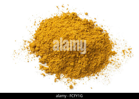 Haufen von Boden Currypulver auf weißem Hintergrund Stockfoto
