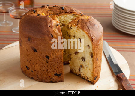 Traditionelle italienische Panettone und einer Scheibe Stockfoto