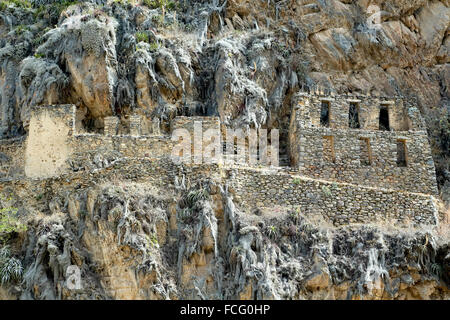 Lagerhäuser, Ollantaytambo Inkaruinen, Ollantaytambo, Urubamba, Cusco, Peru Stockfoto