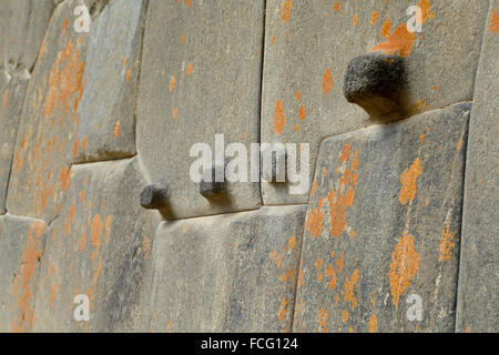 Überstehenden Stein Griffe, Sektor der zehn Nischen Inkaruinen Ollantaytambo, Ollantaytambo, Urubamba, Cusco, Peru Stockfoto