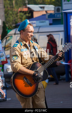 Russische Kriegsveteran Straßenmusik auf Straße im Stadtteil Zamoskvoreche von Moskau, Russland Stockfoto