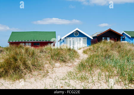 Strandhütten in den Sanddünen an Mudeford Sandbank, Hengistbury Head, in der Nähe von Christchurch, Dorset Stockfoto