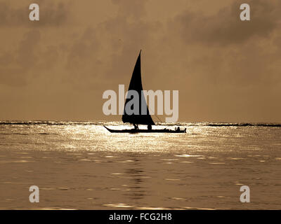 Angeln Ngalawa (lokale Einbaum-Boot manchmal fälschlicherweise genannt Dhow) Segeln innerhalb des Riffs aus Matemwe Sansibar unter vollen Segeln Stockfoto