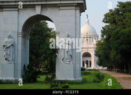 Torbogen führt zum Victoria Memorial, Kolkata (Kalkutta), West Bengal, Indien. Stockfoto