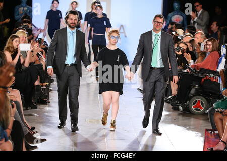 Modell Madeline Stuart und Designer laufen Hendrik Vermeulen Start-und Landebahn auf der FTL Moda Frühjahr 2016. Stockfoto