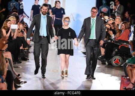 Modell Madeline Stuart und Designer laufen Hendrik Vermeulen Start-und Landebahn auf der FTL Moda Frühjahr 2016. Stockfoto