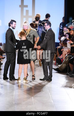 Modell Madeline Stuart und Designer laufen Hendrik Vermeulen Start-und Landebahn auf der FTL Moda Frühjahr 2016. Stockfoto