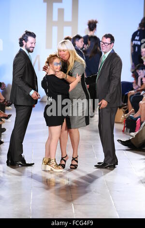 Modell Madeline Stuart und Designer laufen Hendrik Vermeulen Start-und Landebahn auf der FTL Moda Frühjahr 2016. Stockfoto