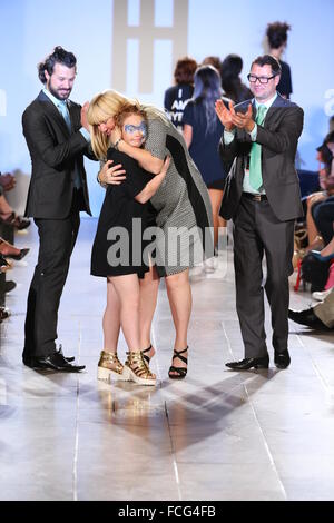 Modell Madeline Stuart und Designer laufen Hendrik Vermeulen Start-und Landebahn auf der FTL Moda Frühjahr 2016. Stockfoto