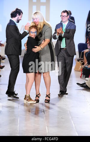 Modell Madeline Stuart und Designer laufen Hendrik Vermeulen Start-und Landebahn auf der FTL Moda Frühjahr 2016. Stockfoto