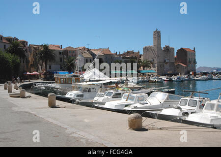 Waterfront und Boote im Hafen Komiža, Insel Vis, Dalmatien, Kroatien verankert Stockfoto