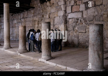 Eine Gruppe junger religiöse Israelische Studenten stehen inmitten der Überreste der byzantinischen Cardo, von Kaiser Justinian im 6. Jahrhundert im jüdischen Viertel in der Altstadt Ost Jerusalem Israel gebaut Stockfoto