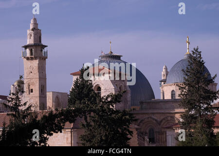 Das Minarett der Ayyubid-Moschee von Omar ibn Khattab, das 1193 vom Ayyubid-Sultan Al-Afdal ibn Salah ad-DIN zum Gedenken an das Gebet des Kalifen Omar errichtet wurde, der sich neben der Grabeskirche im christlichen Viertel der Altstadt von Jerusalem Israel befindet Stockfoto