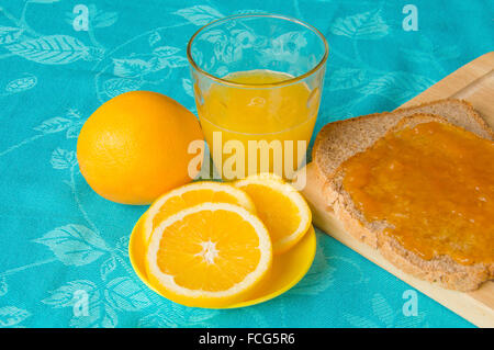 Guten Morgen mit Orangensaft, Brot und Marmelade