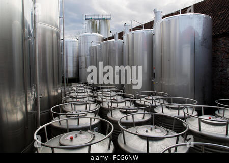 Moderne Stahl-Tanks in einer Bierbrauerei Stockfoto