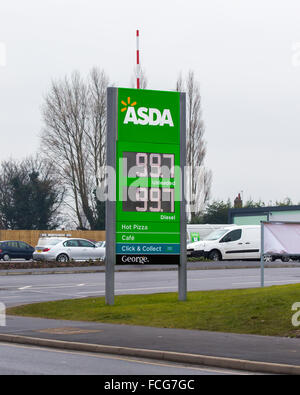 Leeds, UK. 22. Januar 2016. ASDA verkaufte Diesel und bleifreies Benzin für weniger als ein £ in ihrem Laden in Beeston, Leeds am 21. Januar 2016. Bildnachweis: James Copeland/Alamy Live-Nachrichten Stockfoto