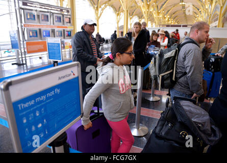 (160122)--WASHINGTON D.C., 22. Januar 2016 (Xinhua)--Passagiere warten in der Schlange an der Ronald Reagan National Airport in Washington, DC, 22. Januar 2016 einchecken. Washington, DC und eine weitere fünf US-Bundesstaaten entlang der Ostküste der USA am Donnerstag verhängte Ausnahmezustand, wie die Region selbst einen historischen Schneesturm über das Wochenende Aussteifung für war, der erwartet wurde, um bis zu 2 Fuß Schnee dump. Große Fluggesellschaften begannen, Flüge für Freitag und Samstag zu streichen. Nach FlightAware waren eine Flug-tracking Website, mindestens 2.000 Flüge am Freitag und am Samstag eine weitere 3.000 voraussichtlich cance Stockfoto