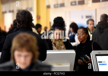 (160122)--WASHINGTON D.C., 22. Januar 2016 (Xinhua)--Passagiere warten in der Schlange an der Ronald Reagan National Airport in Washington, DC, 22. Januar 2016 einchecken. Washington, DC und eine weitere fünf US-Bundesstaaten entlang der Ostküste der USA am Donnerstag verhängte Ausnahmezustand, wie die Region selbst einen historischen Schneesturm über das Wochenende Aussteifung für war, der erwartet wurde, um bis zu 2 Fuß Schnee dump. Große Fluggesellschaften begannen, Flüge für Freitag und Samstag zu streichen. Nach FlightAware waren eine Flug-tracking Website, mindestens 2.000 Flüge am Freitag und am Samstag eine weitere 3.000 voraussichtlich cance Stockfoto