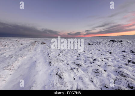 Sonnenuntergang auf der verschneiten weiten Moorlandschaften über Glossop im Peak District, Derbyshire. Stockfoto