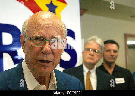 Wichita, Kansas, USA, 9. Oktober 2014 Senator Pat Roberts ist heute 9. Oktober 2014 Senatoren Ted Cruz und Tom Coburn bei Rallye in WIchita eine Zwangspause einlegen. Senator Roberts ist in einem engen Rennen gegen unabhängige Greg Orman. Bildnachweis: Mark Reinstein Stockfoto