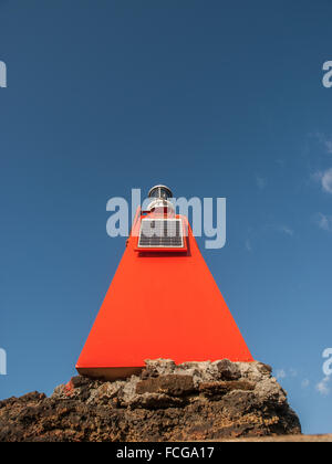 Leuchtendes rote orangenes kleines Dreieck geformt Leuchtturm an der Spitze der Promenade Wanderung auf Bartolome, Galapagos-Inseln, Ecuador. Stockfoto