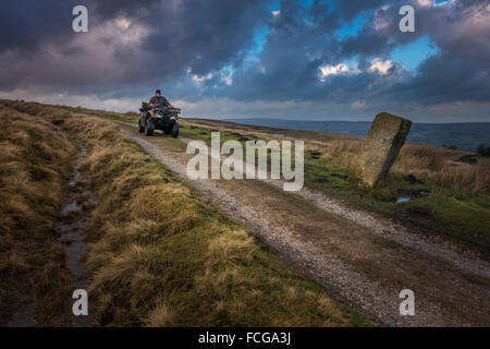 Wildhüter auf einem Quadbike absteigend einen Track aus Burley Moor. Stockfoto