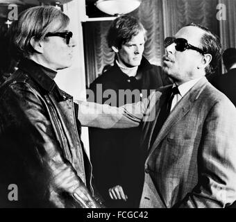 Künstler Andy Warhol (links) und Dramatiker Tennessee Williams (rechts) mit Regisseur Paul Morrissey im Hintergrund), S.S. Frankreich, 1967 Stockfoto