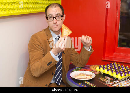 Sahne-Ei-Toastie, Cadbury Creme Ei Café, Pop-up-Veranstaltungsort Verkauf verschiedene Creme Ei thematische Gerichte, Soho, London, England, UK Stockfoto