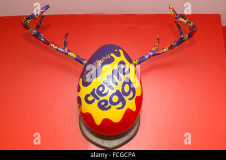 Cadbury Creme Ei Café, Pop-up-Veranstaltungsort Verkauf verschiedene Creme Ei thematische Gerichte, Soho, London, England, UK Stockfoto