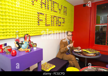 Cadbury Creme Ei Café, Pop-up-Veranstaltungsort Verkauf verschiedene Creme Ei thematische Gerichte, Soho, London, England, UK Stockfoto