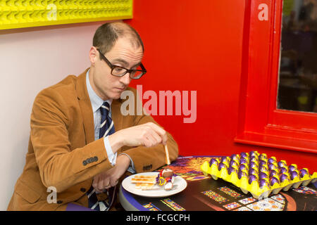 Cadbury Creme Ei Café, Pop-up-Veranstaltungsort Verkauf verschiedene Creme Ei thematische Gerichte, Soho, London, England, UK Stockfoto