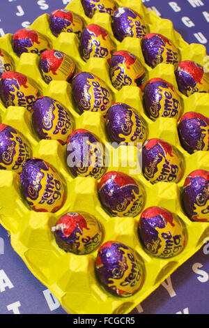 Cadbury Creme Ei Café, Pop-up-Veranstaltungsort Verkauf verschiedene Creme Ei thematische Gerichte, Soho, London, England, UK Stockfoto